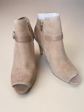 New with tags Marc Fisher Light Natural Tan Suede Shimmee Size 8M